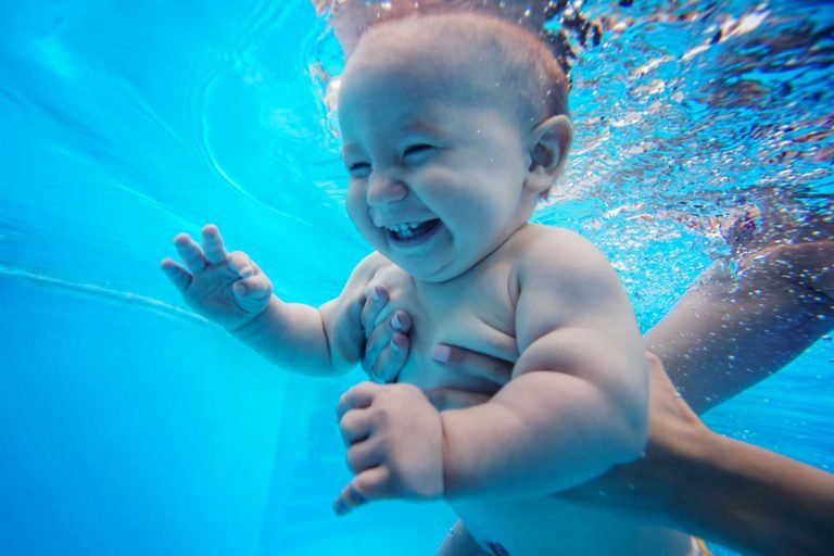 Accoutumance de bébé à l'eau